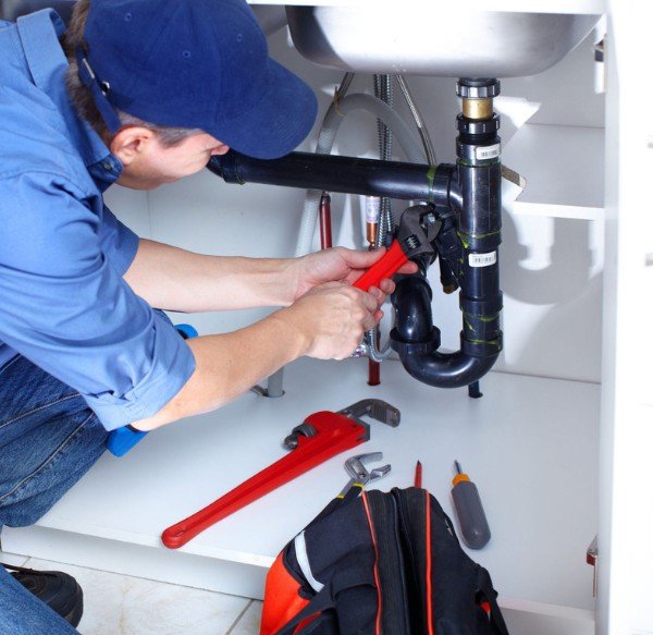 handeezuk-page-service-Plumber plumber fixing pipe